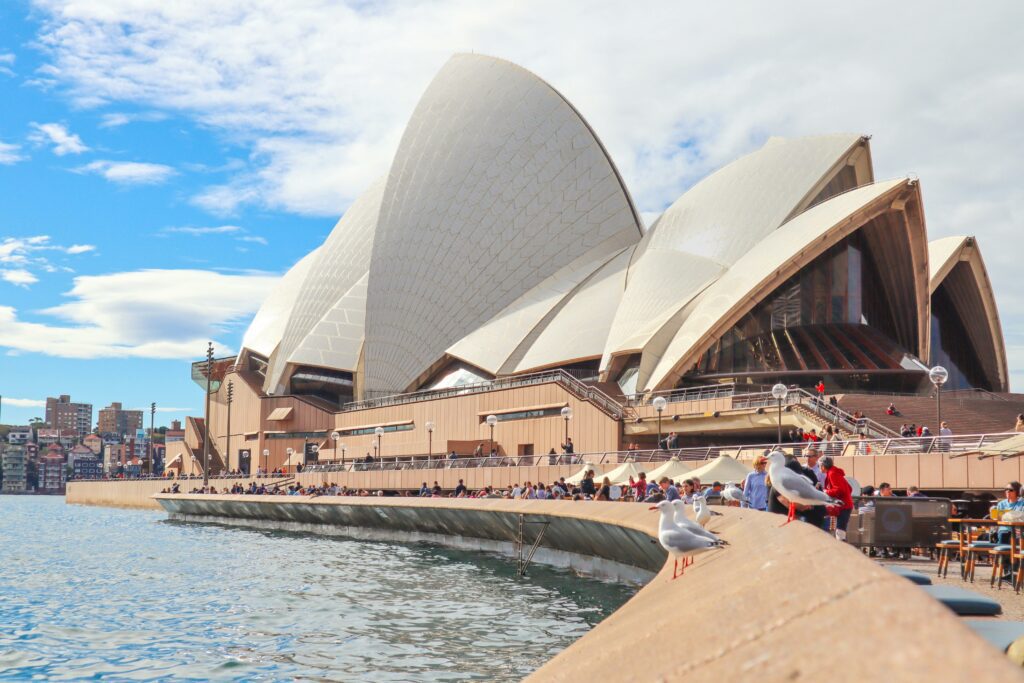 photo de l'opéra de Sydney au bord de l'eau