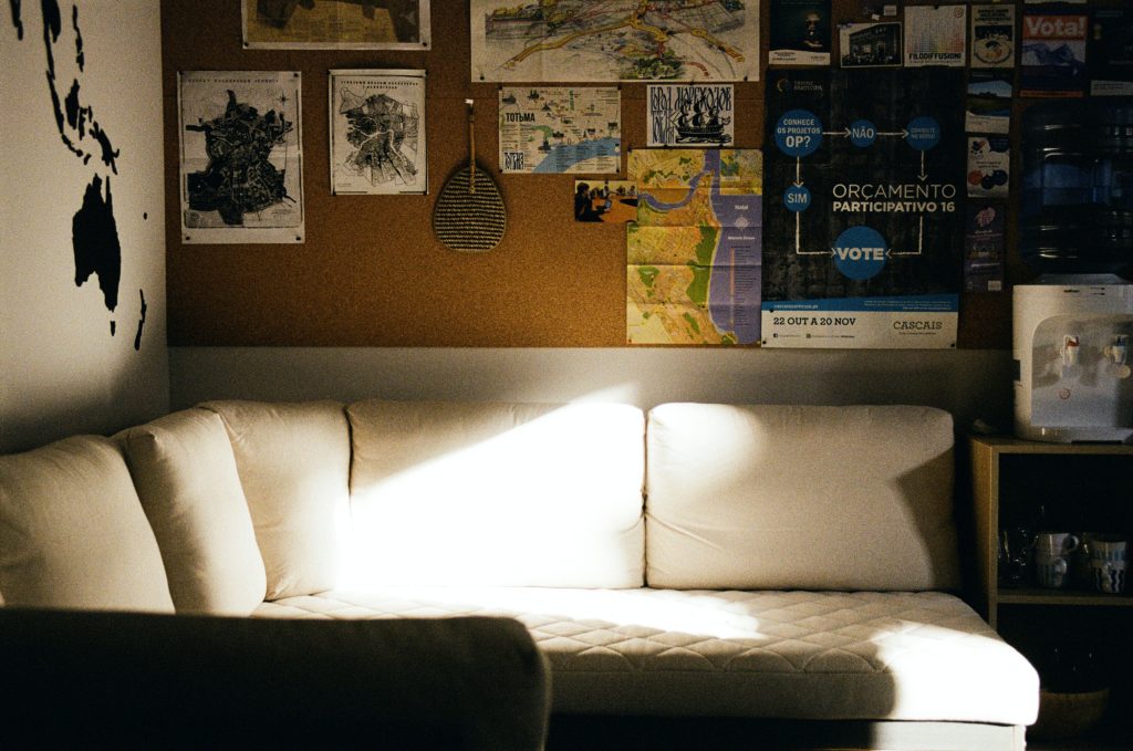 Comment faire entrer la lumière dans une pièce sombre de votre logement