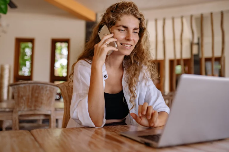 femme qui a une discussion au téléphone