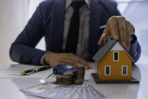 Agent immobilier établissant une stratégie d'achat-revente pour un investissement immobilier