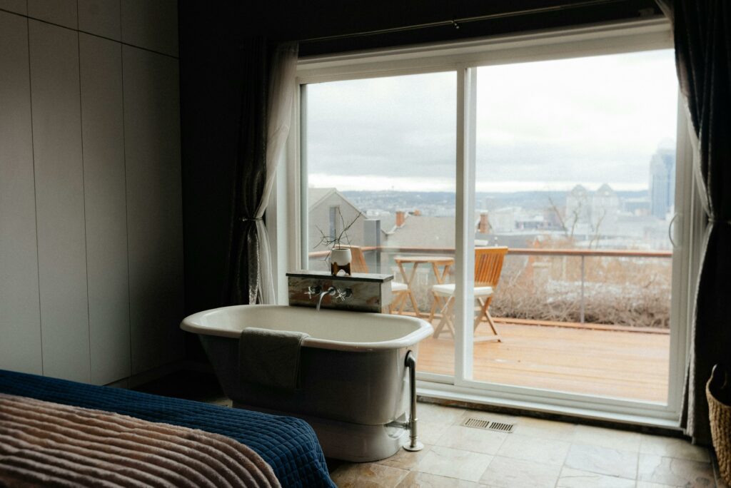 Loi Le Meur - chambre avec une baignoire donnant sur un balcon