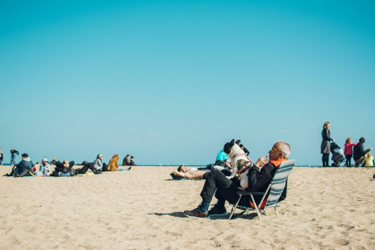 personne âgée sur une plage au soleil car elle a bien préparé sa retraite