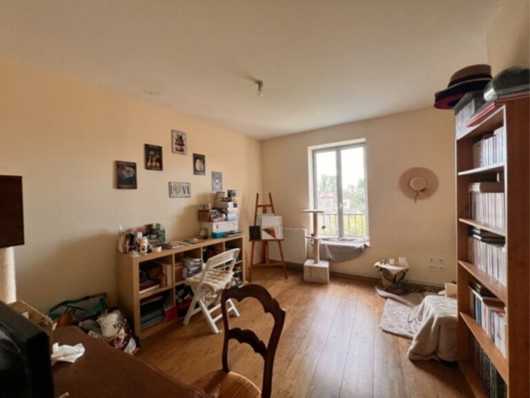 Une chambre dans un immeuble composé de 3 appartements et d'une maison