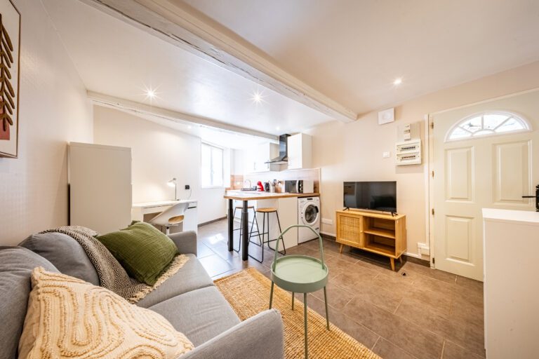Pièce principale avec cuisine ouverte d'un appartement T2 situé à Dijon