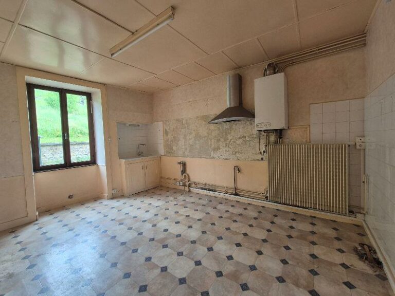 Cuisine à rénover dans un immeuble de rapport