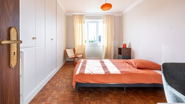 Chambre meublée orange dans une colocation située à Dijon