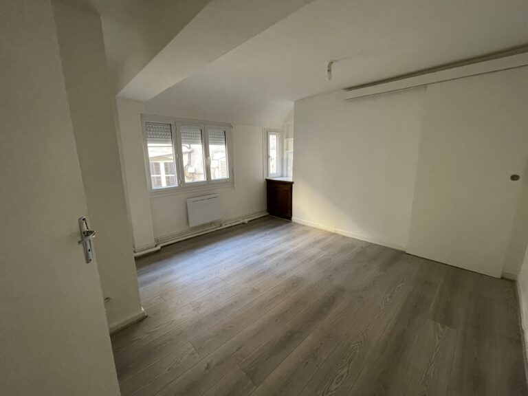 Chambre donnant sur la salle de bains dans un appartement situé à Dijon