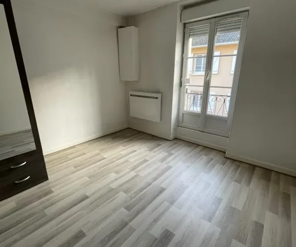 Un espace chambre avant rénovation sans aucun meuble