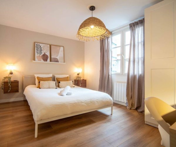 chambre avec lit, bureau et armoire