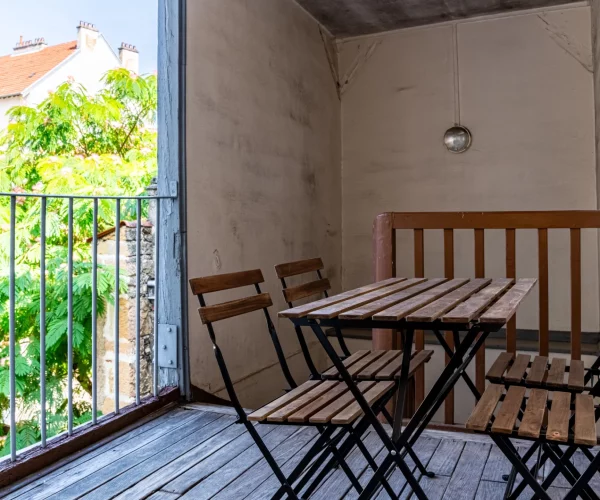 Un palier qui peut servir de terrasse en appartement avec une table quatre chaises