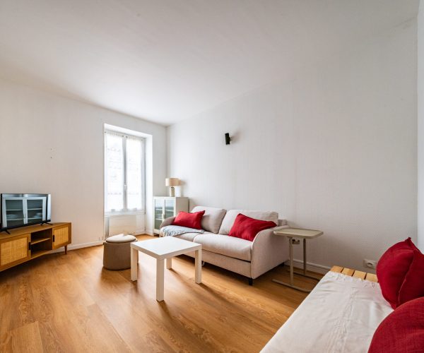 Pièce de vie avec plusieurs assises d'un appartement mis en location à Dijon