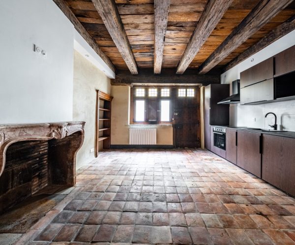 maison ancienne cuisine et porte et cheminée