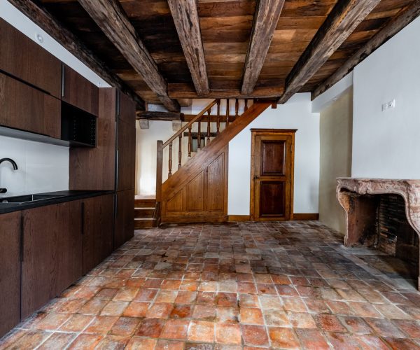 maison ancienne cuisine escalier et porte en bois