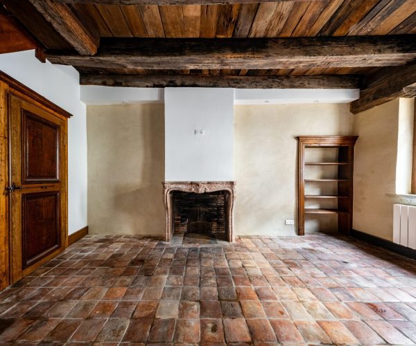 maison ancienne cheminée et mur