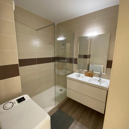 Salle de bains couleur crème avec double vasque blanche